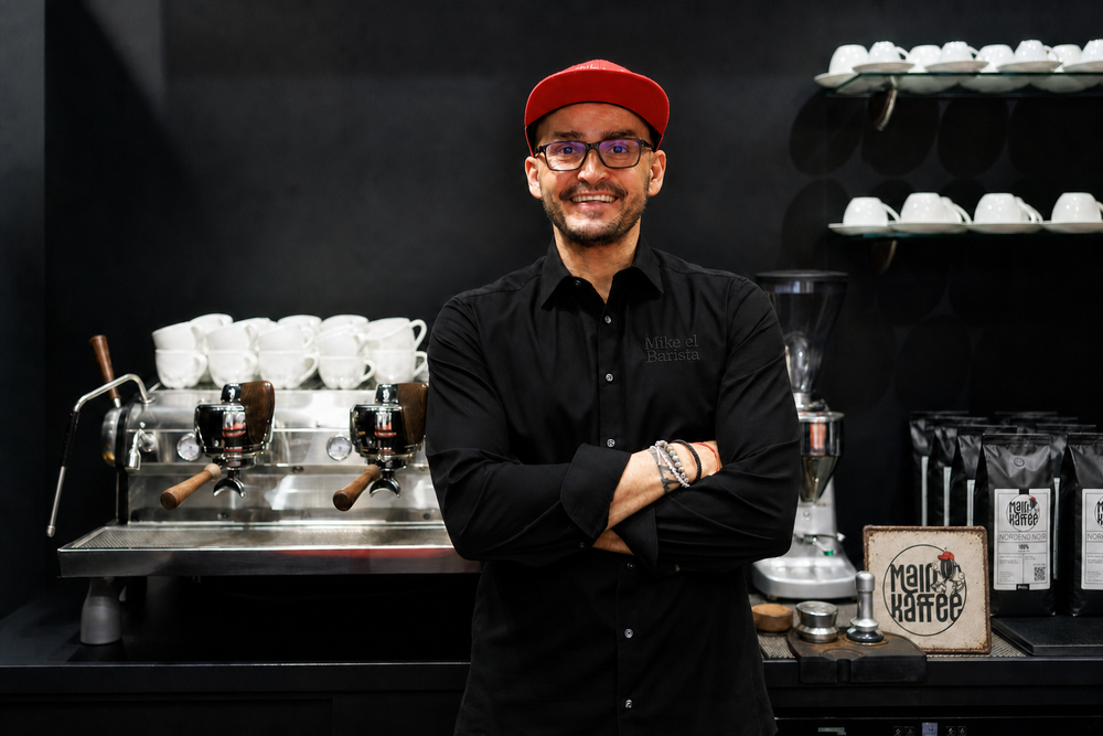 Mike Schumann an der Siebträgermaschine